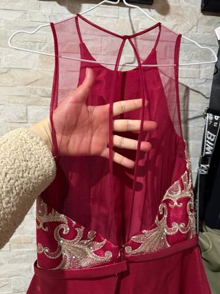 Vestido largo rojo con detalles dorados