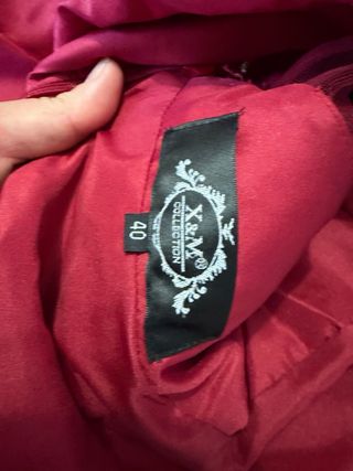 Vestido largo rojo con detalles dorados