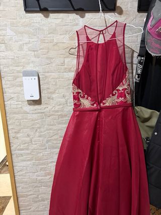 Vestido largo rojo con detalles dorados