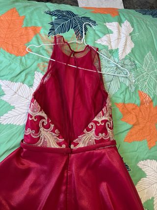 Vestido largo rojo con detalles dorados