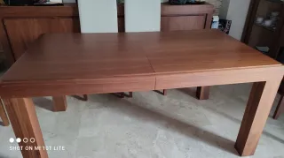 Mesa de comedor de madera