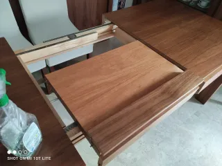 Mesa de comedor de madera