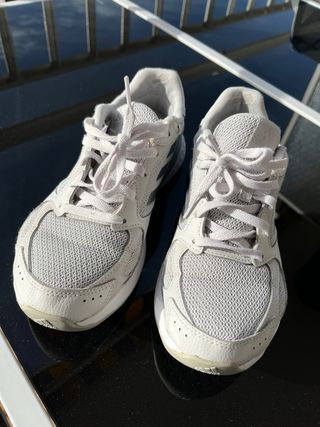 Zapatillas Adidas grises y blancas