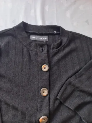 Camisa negra con botones