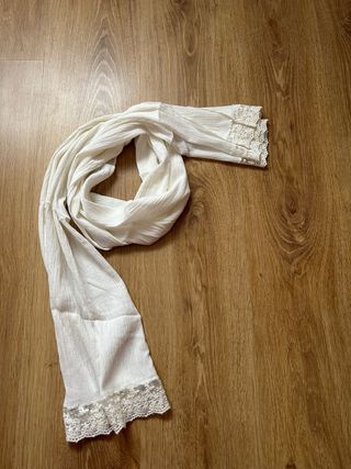 Fular blanco con encaje