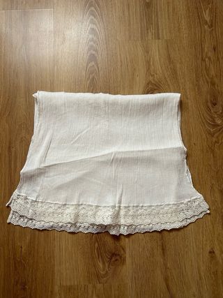 Fular blanco con encaje