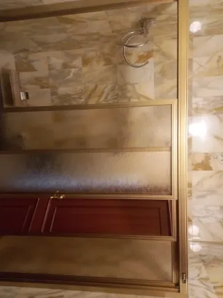 Mampara de bañera dorada