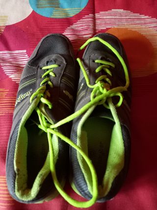 Zapatillas deportivas grises y verdes