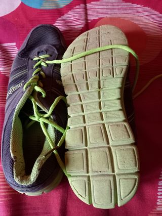Zapatillas deportivas grises y verdes
