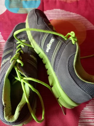 Zapatillas deportivas grises y verdes