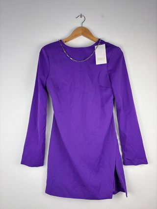 Vestido morado corto con cadena