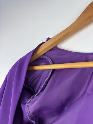 Vestido morado corto con cadena