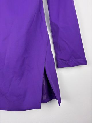 Vestido morado corto con cadena