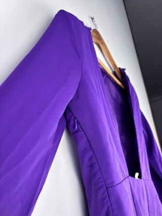 Vestido morado corto con cadena
