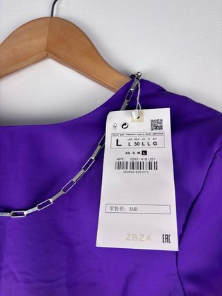 Vestido morado corto con cadena
