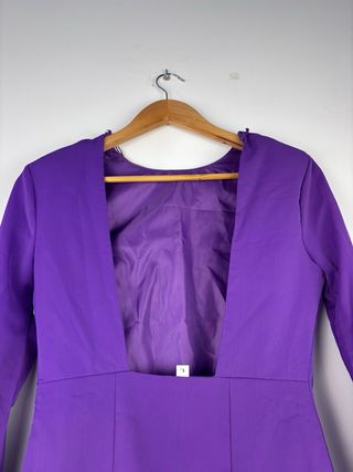 Vestido morado corto con cadena