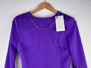 Vestido morado corto con cadena