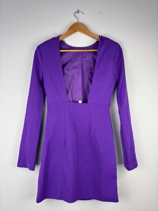 Vestido morado corto con cadena