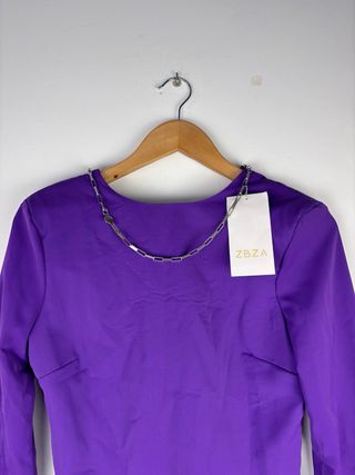 Vestido morado corto con cadena