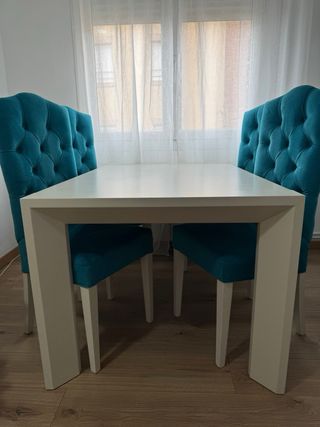 Mesa extensible con 4 sillas azul turquesa