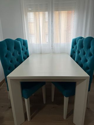 Mesa extensible con 4 sillas azul turquesa