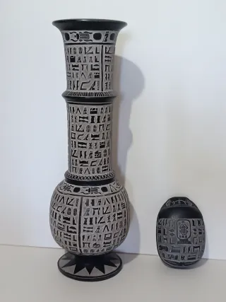 Jarrón de alabastro con jeroglíficos y Escarabajo.