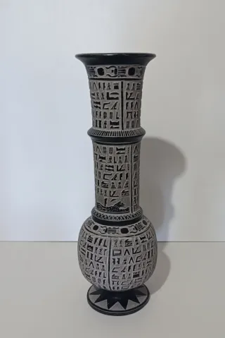 Jarrón de alabastro con jeroglíficos y Escarabajo.