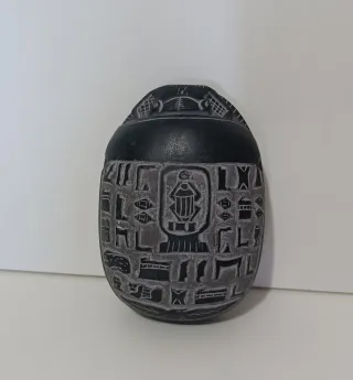 Jarrón de alabastro con jeroglíficos y Escarabajo.
