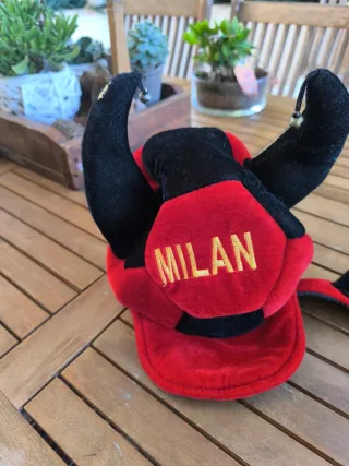 Cappello Milan con Corna Rosse e Nere