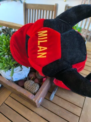 Cappello Milan con Corna Rosse e Nere