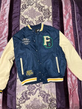 Chaqueta Varsity Pull&Bear Azul y Beige