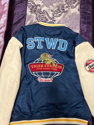 Chaqueta Varsity Pull&Bear Azul y Beige