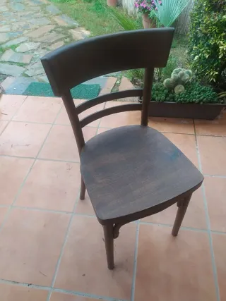 Silla de madera marrón