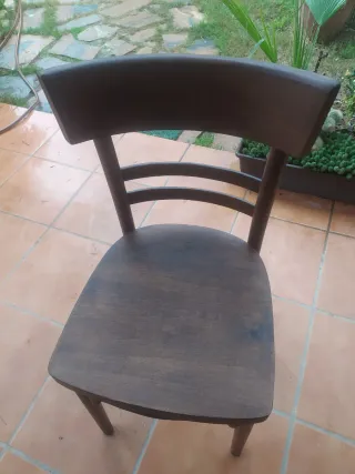 Silla de madera marrón