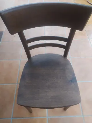 Silla de madera marrón