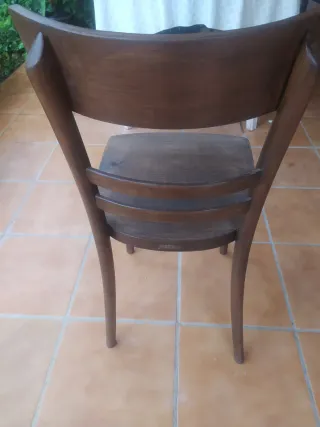 Silla de madera marrón