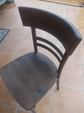 Silla de madera marrón