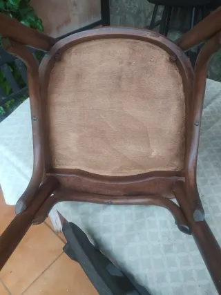Silla de madera marrón