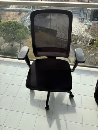 Silla de oficina ergonómica negra