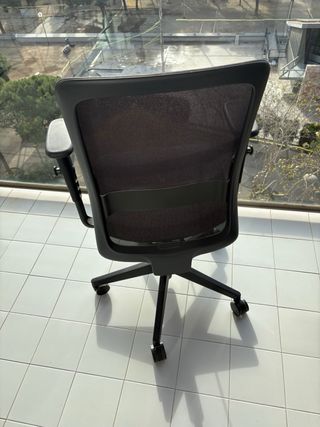 Silla de oficina ergonómica negra