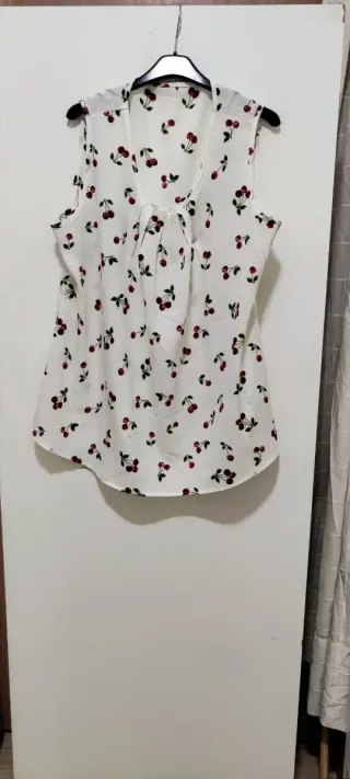 Blusa sin mangas con estampado de cerezas