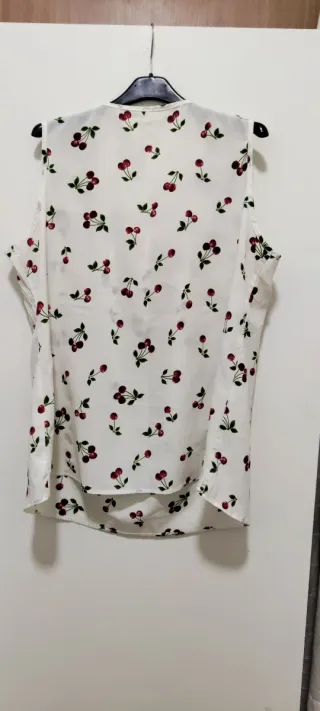 Blusa sin mangas con estampado de cerezas