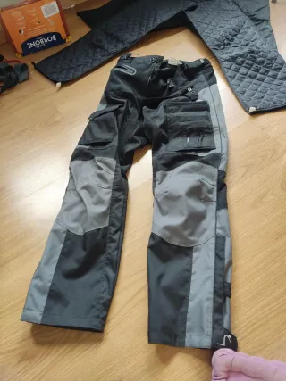 Chaqueta y pantalones de motorista negra y blanca