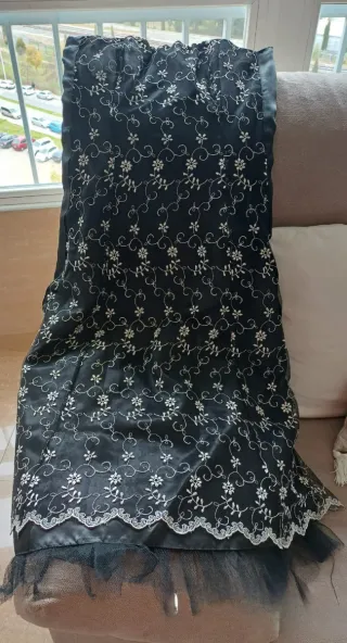 Vestido de fiesta negro bordado