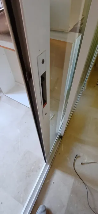 Puerta corredera aluminio blanca