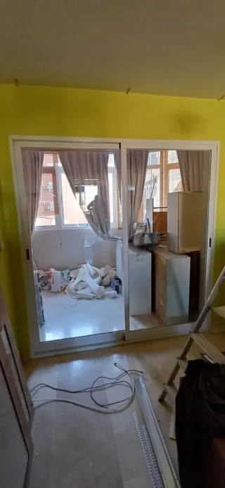 Puerta corredera aluminio blanca