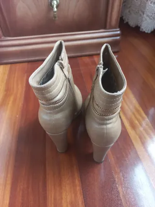 Botines Beige con Detalles Dorados