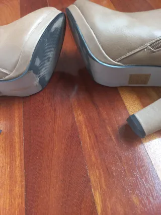 Botines Beige con Detalles Dorados