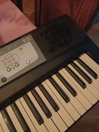 TECLADO PORTABLE YAMAHA PSR-E213