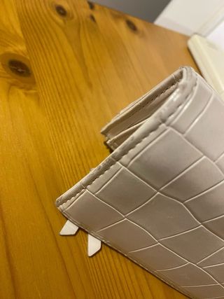 Cartera Parfois efecto piel cocodrilo blanca